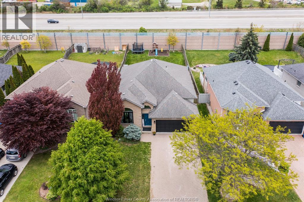1488 Imperial Crescent, Windsor — photograph 2