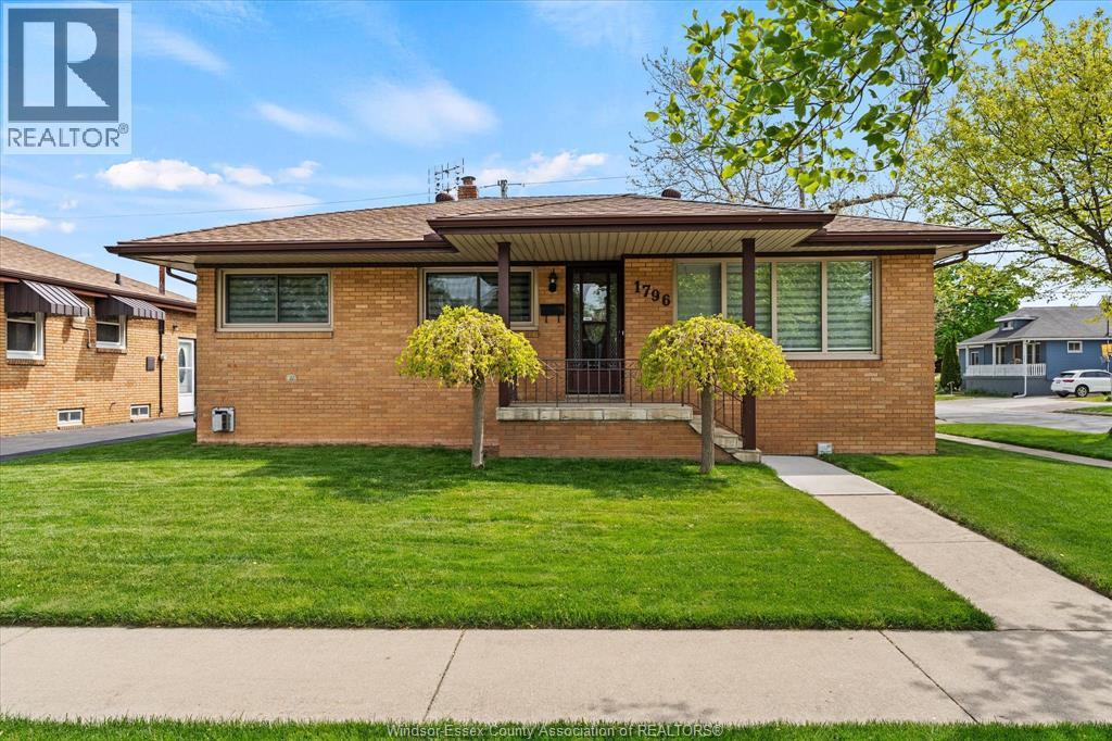 1796 Albert Road, Windsor — primary photograph