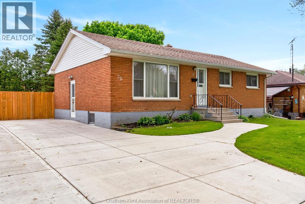 Single Family — 35 Peter Street, Chatham, Ontario