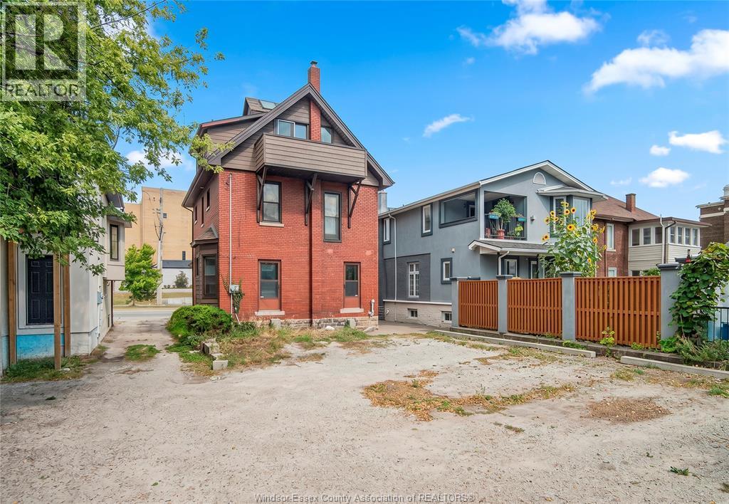 79 Giles Boulevard, Windsor — photograph 3