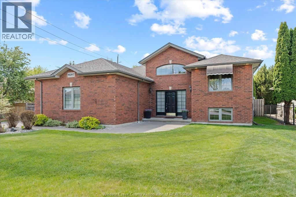9597 Manitou Crescent, Windsor — primary photograph