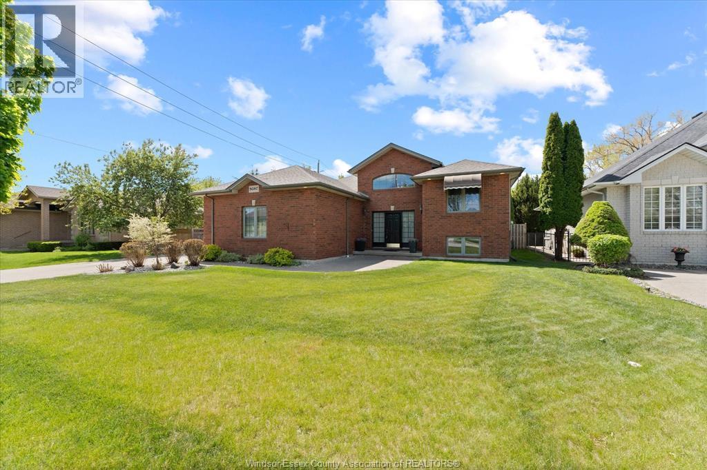 9597 Manitou Crescent, Windsor — photograph 2