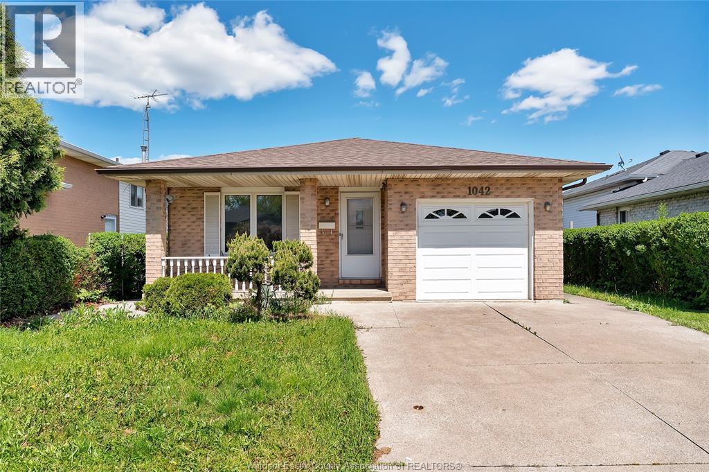 1042 Brookview Crescent, Windsor — primary photograph