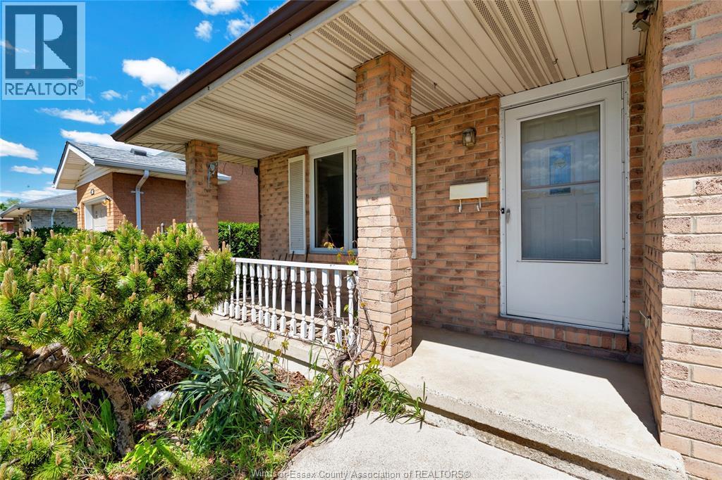 1042 Brookview Crescent, Windsor — photograph 3