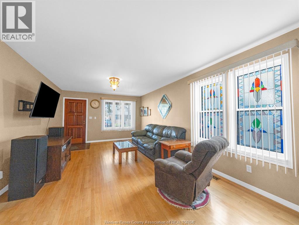 1488 Pierre Avenue, Windsor — photograph 2