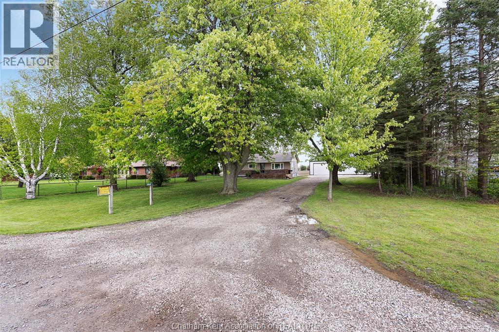 864 McNaughton Avenue, Chatham — photograph 2