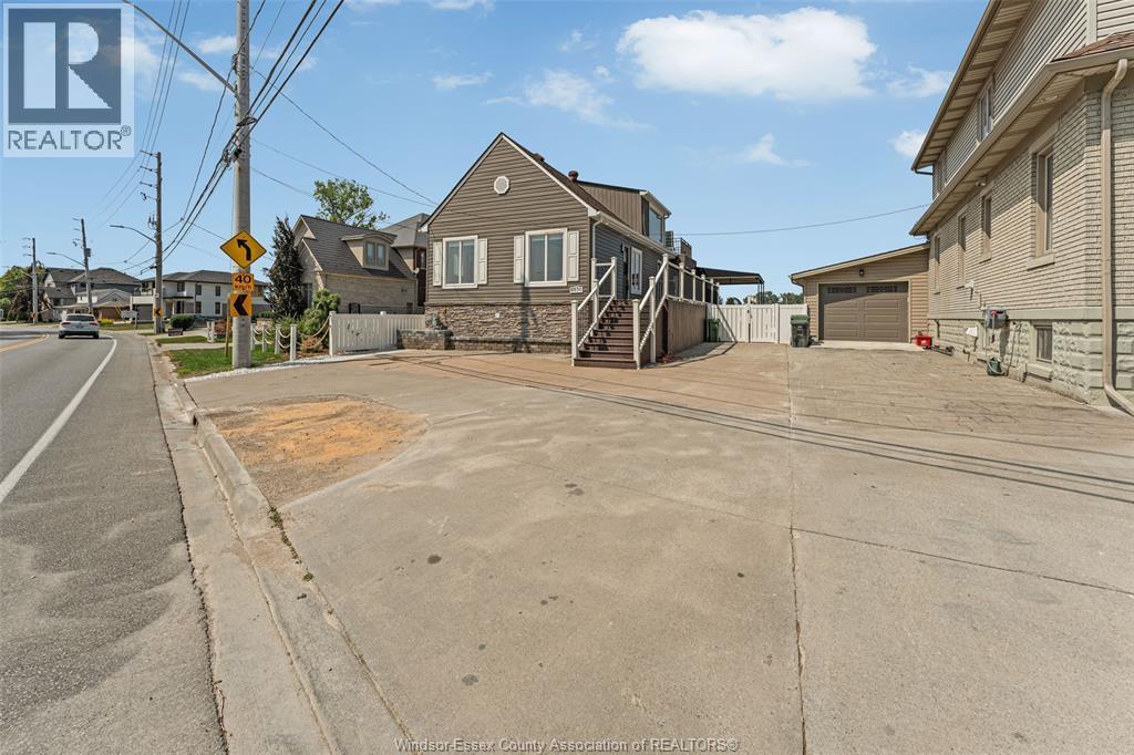 8830 Riverside Drive, Windsor — photograph 2