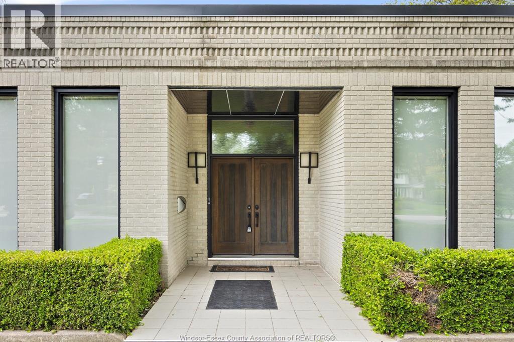 3521 Ouellette, Windsor — photograph 2