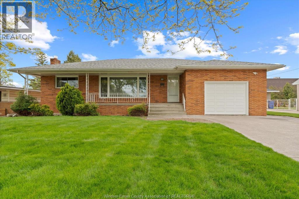 3299 Woodlawn Avenue, Windsor — primary photograph