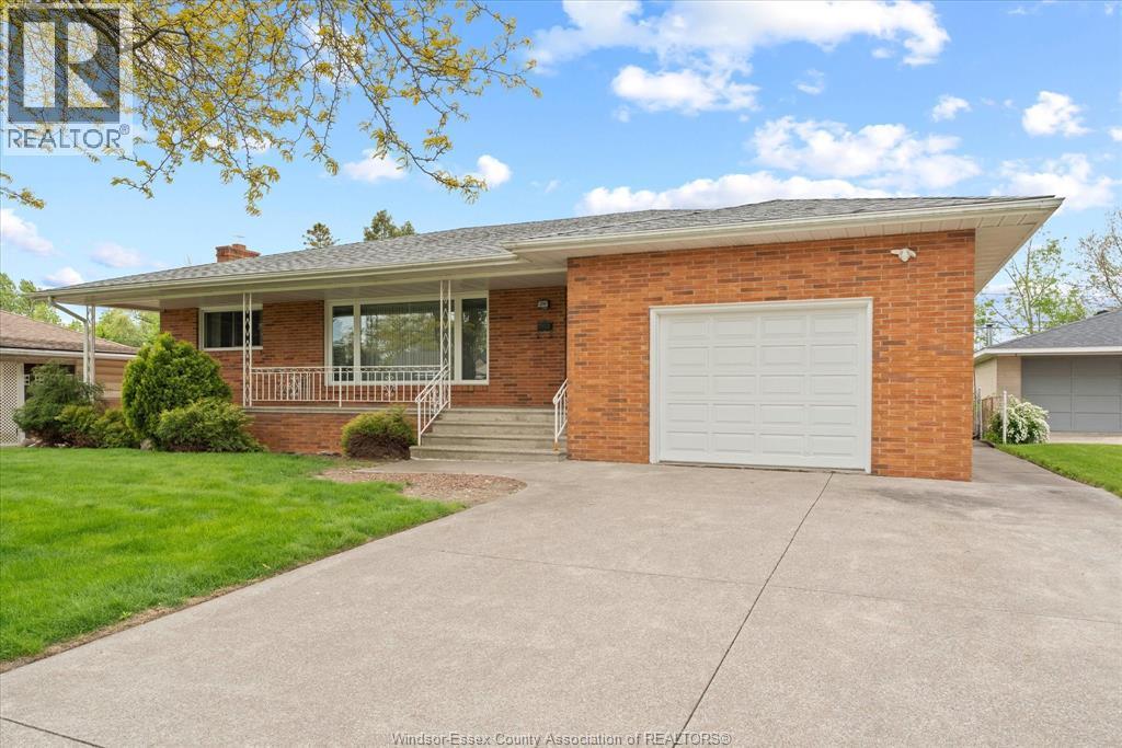3299 Woodlawn Avenue, Windsor — photograph 2