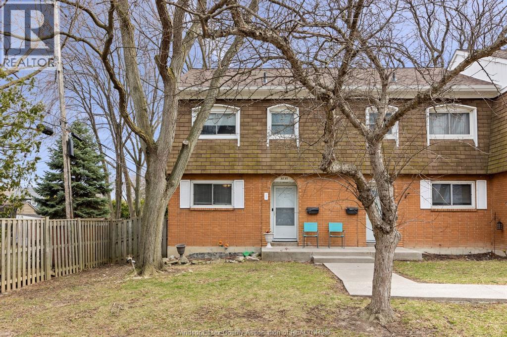 5557 Coronation, Windsor — photograph 2