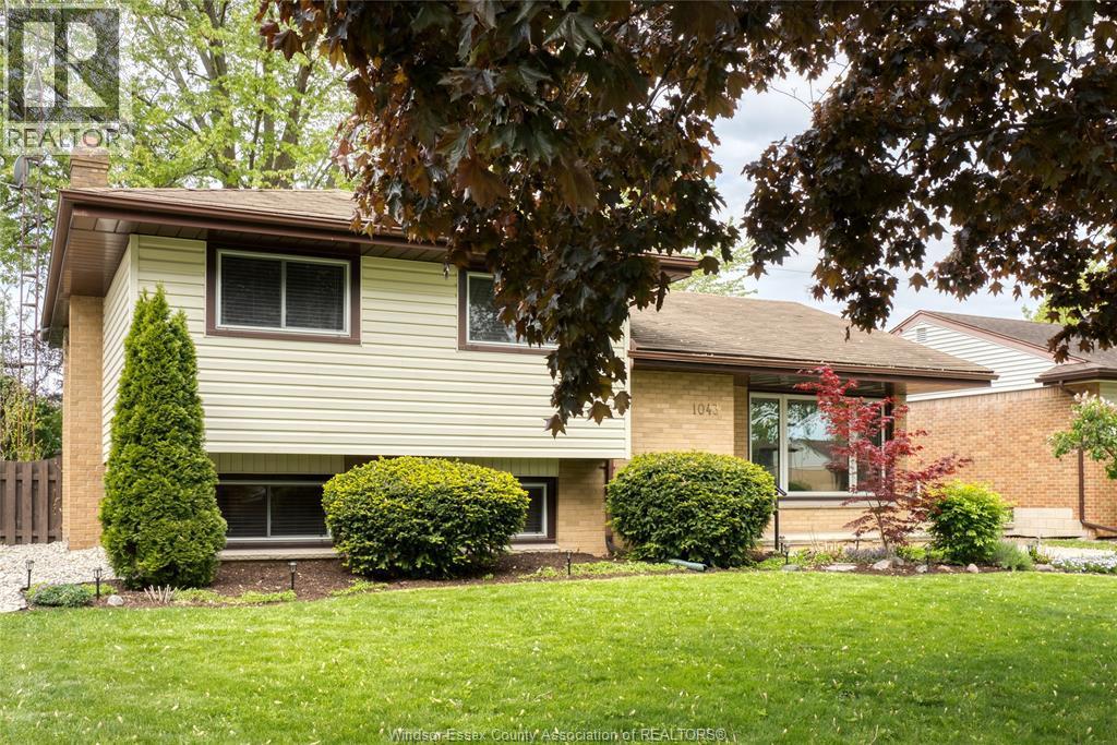 1043 Westchester Drive, Windsor — photograph 3