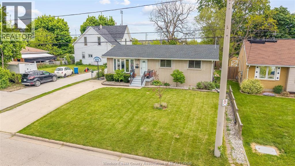 1038 Dot Avenue, Windsor — photograph 2