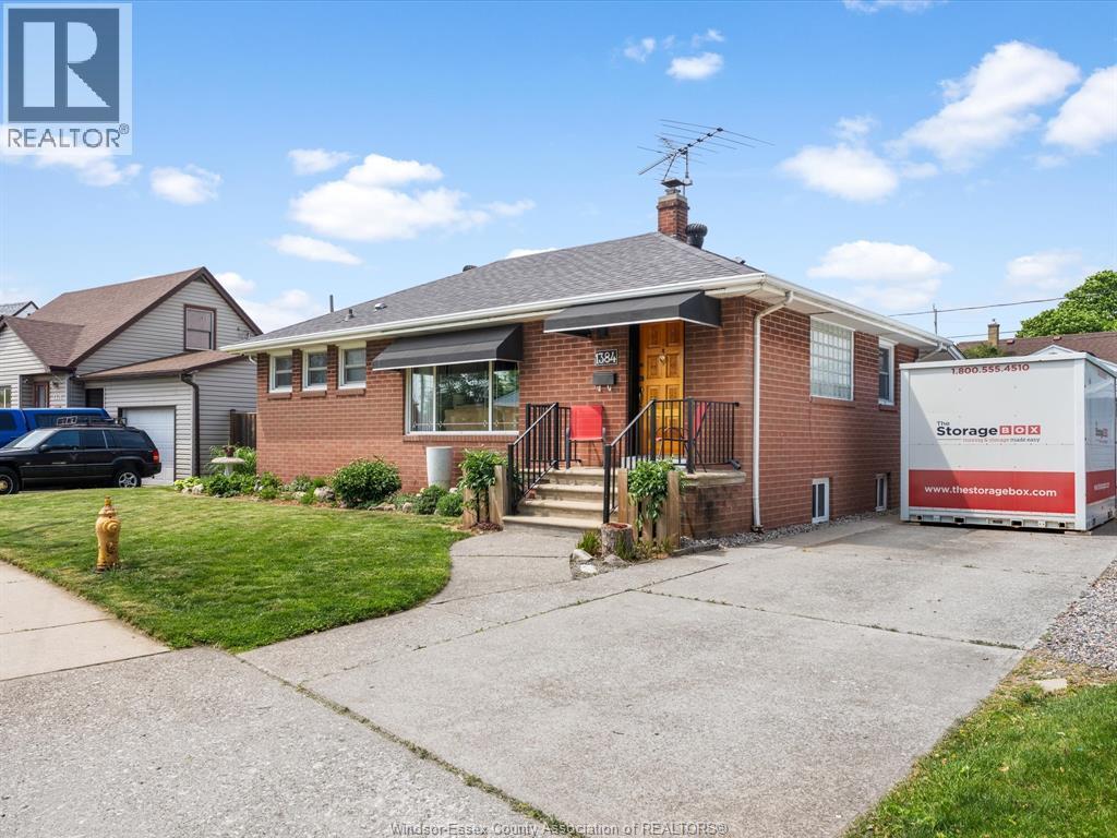 1384 Granville Crescent, Windsor — photograph 2
