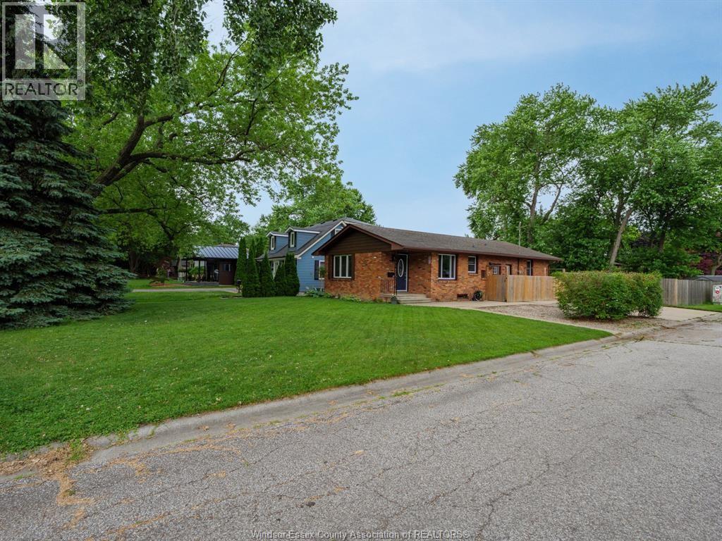305 Edgewater Boulevard, Tecumseh — photograph 3