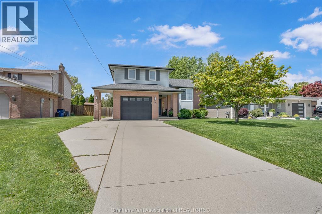 457 McNaughton Avenue, Chatham — photograph 2