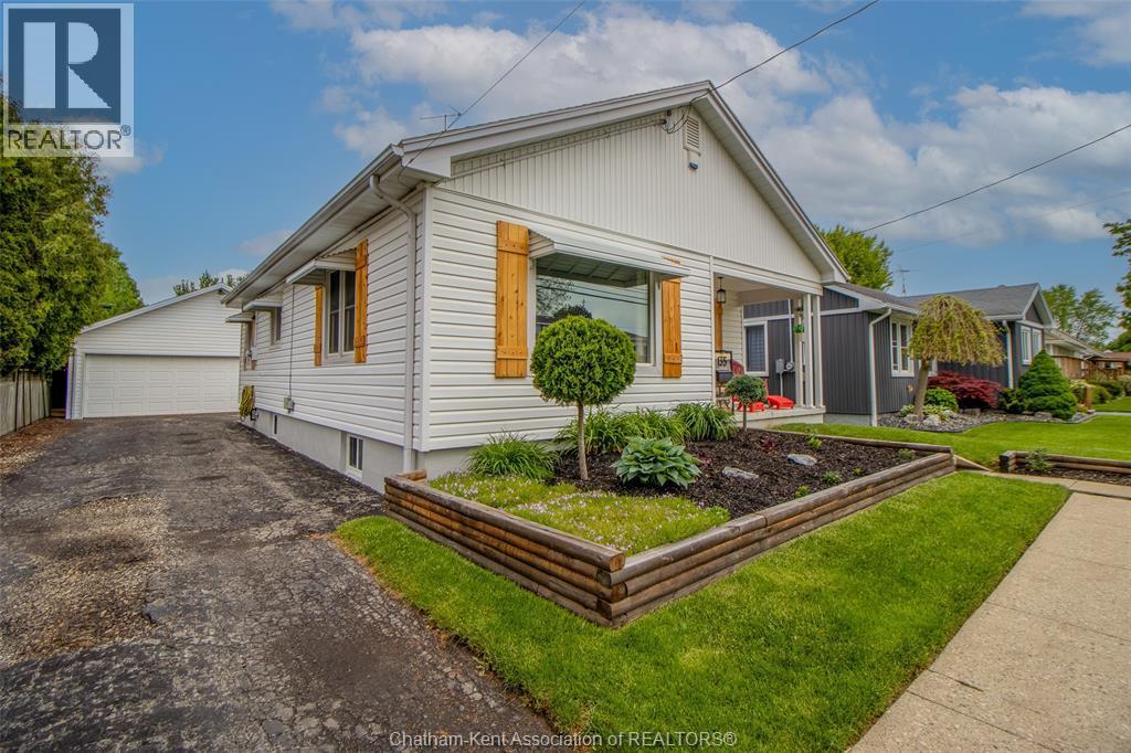 Single Family — 135 Alexandra Avenue, Chatham, Ontario