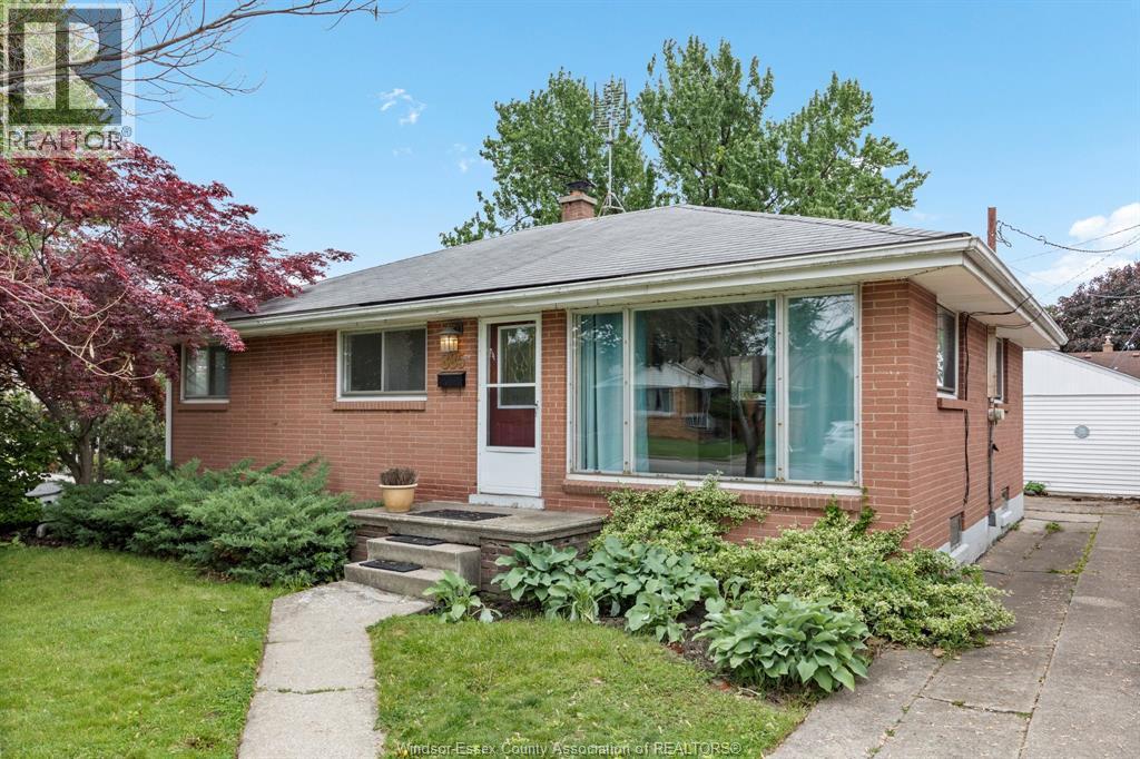 885 Isack Drive, Windsor — photograph 2