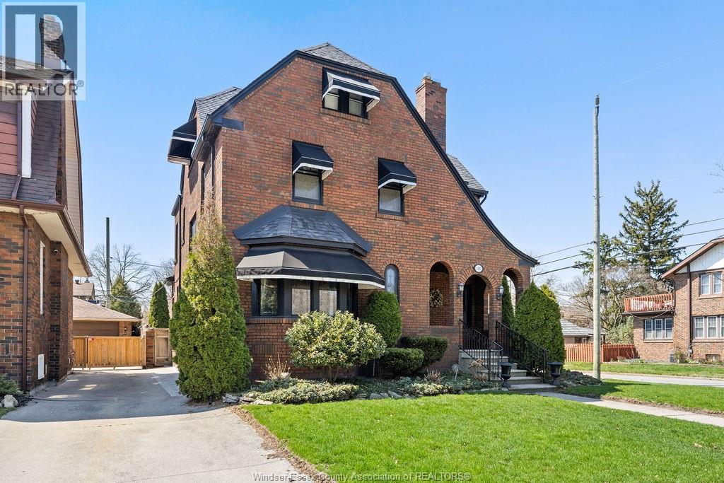2203 Victoria, Windsor — photograph 2