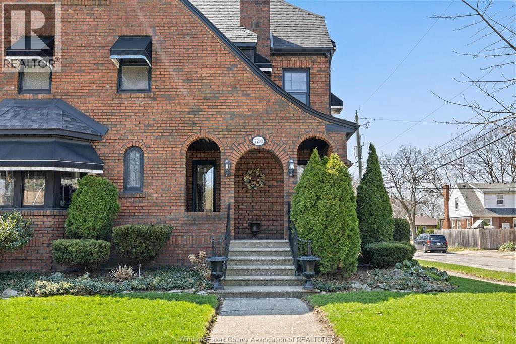 2203 Victoria, Windsor — photograph 3