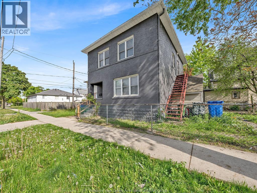 669 Park Street, Windsor — photograph 2