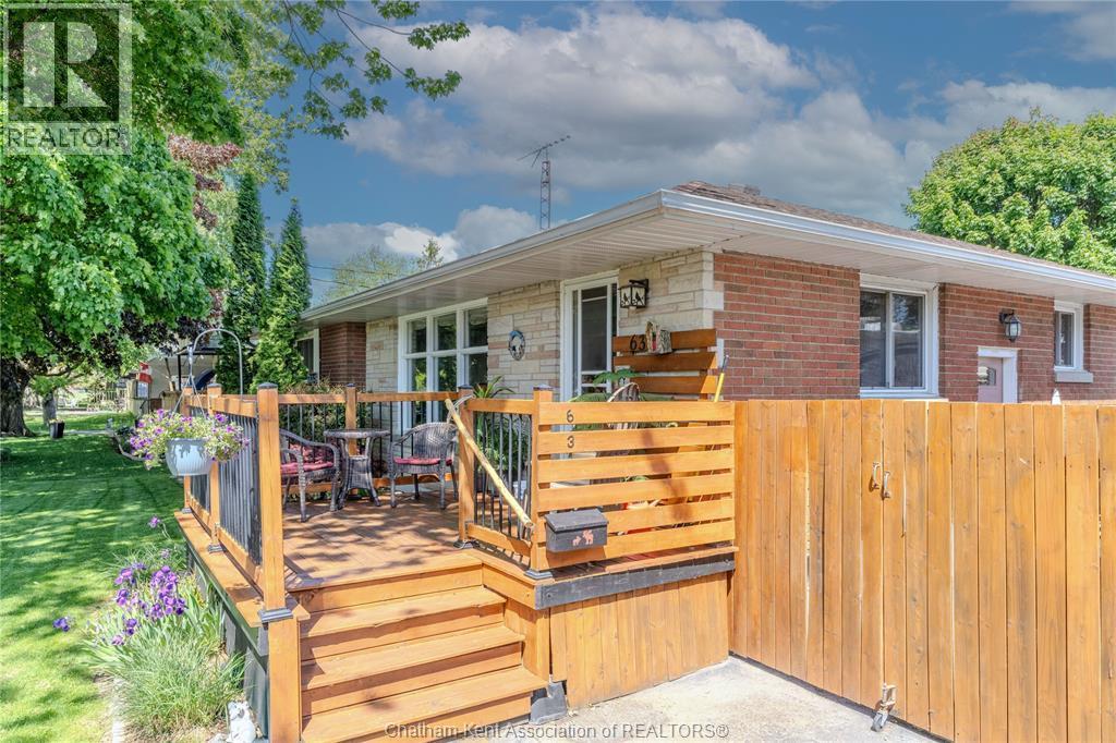 63 Warwick Drive, Wallaceburg — photograph 2