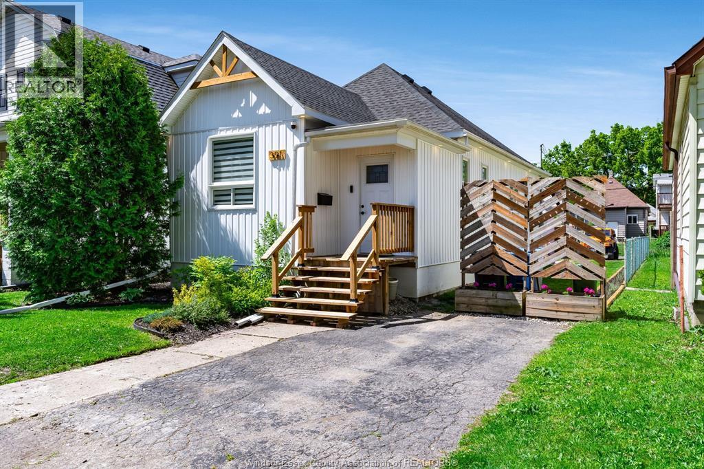391 Curry Avenue, Windsor — primary photograph
