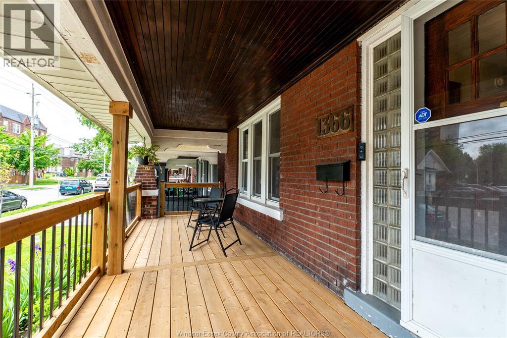 1366 Dufferin Place, Windsor — photograph 2