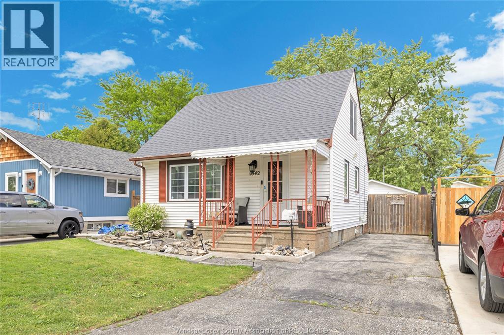 1042 Edward Avenue, Windsor — photograph 2