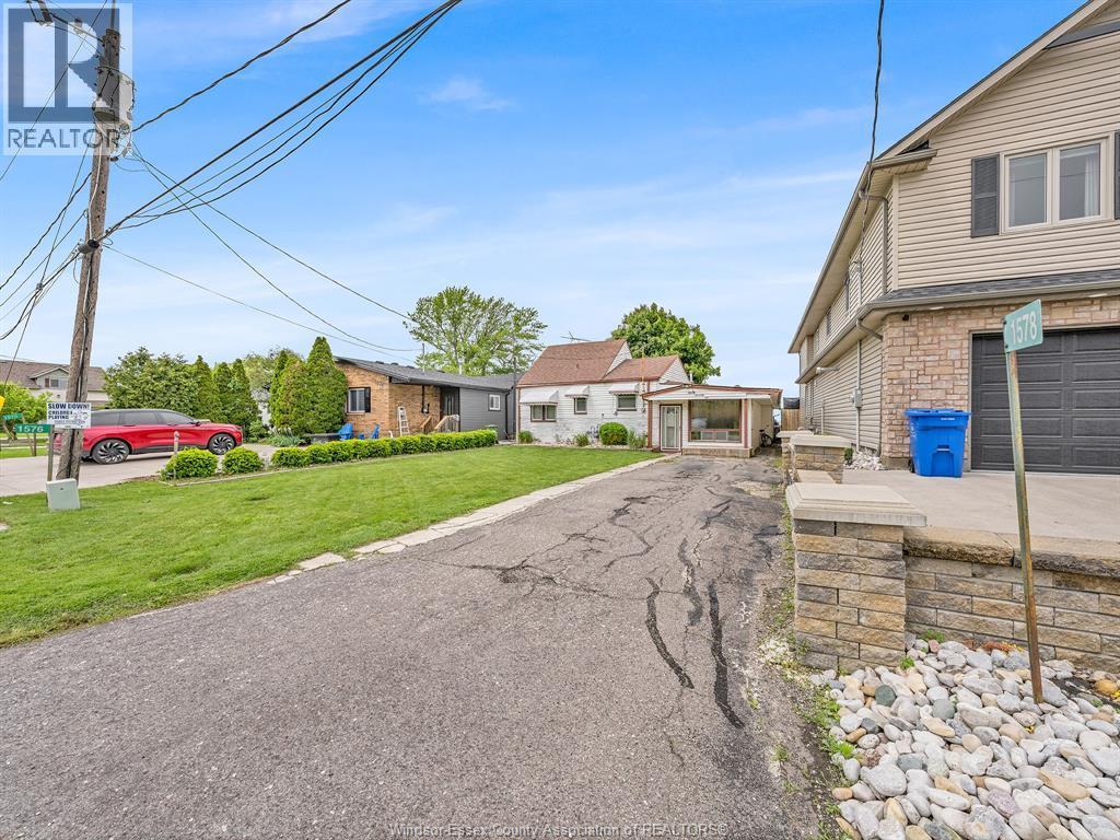 1576 Caille, Lakeshore — photograph 2