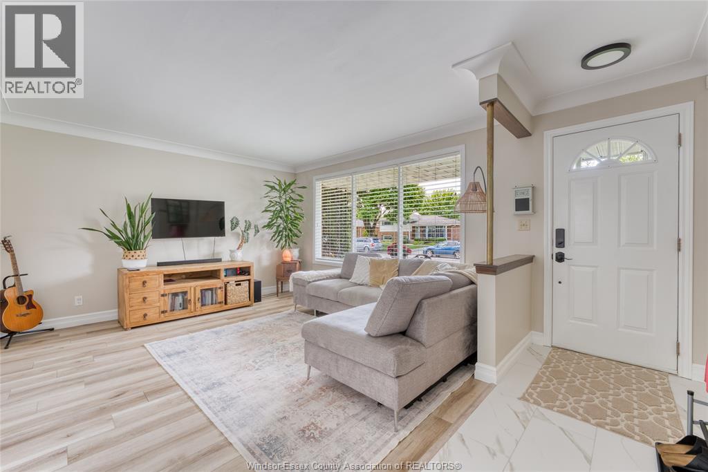 1204 Sumach, Windsor — photograph 2