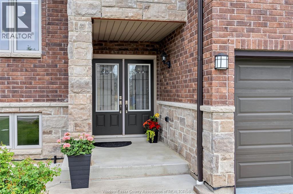 4010 Cosenza, Windsor — photograph 3