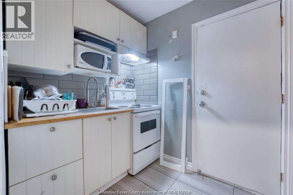 41 Giles Boulevard, Windsor — photograph 2