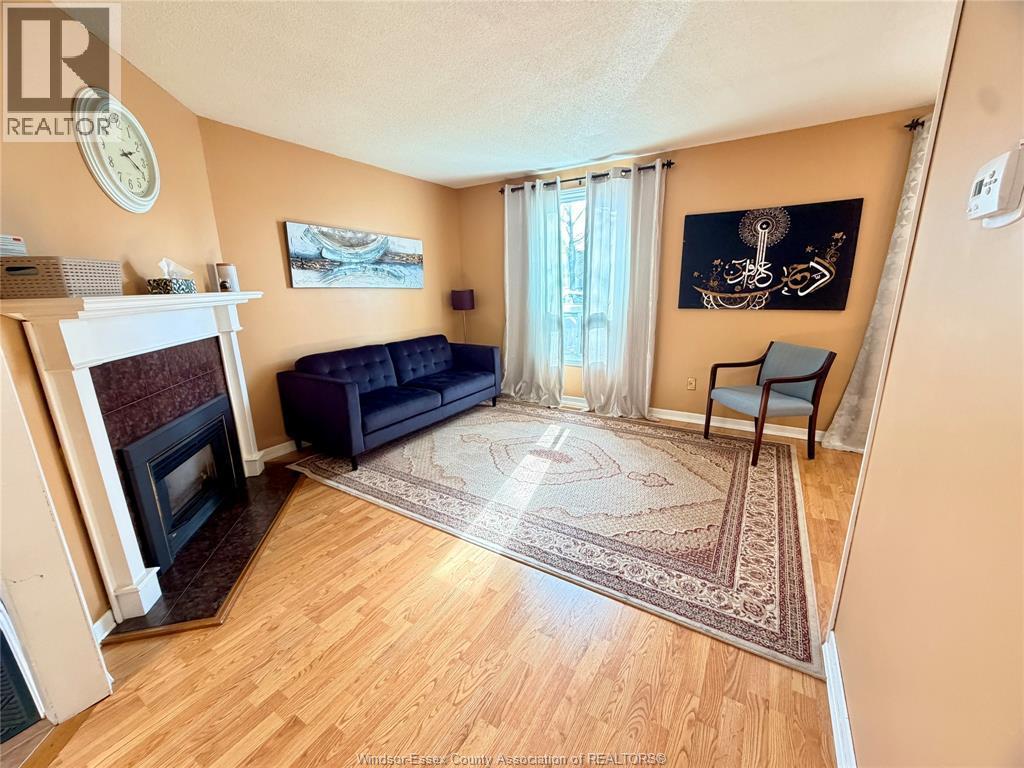 3026 Erindale Crescent, Windsor — photograph 2