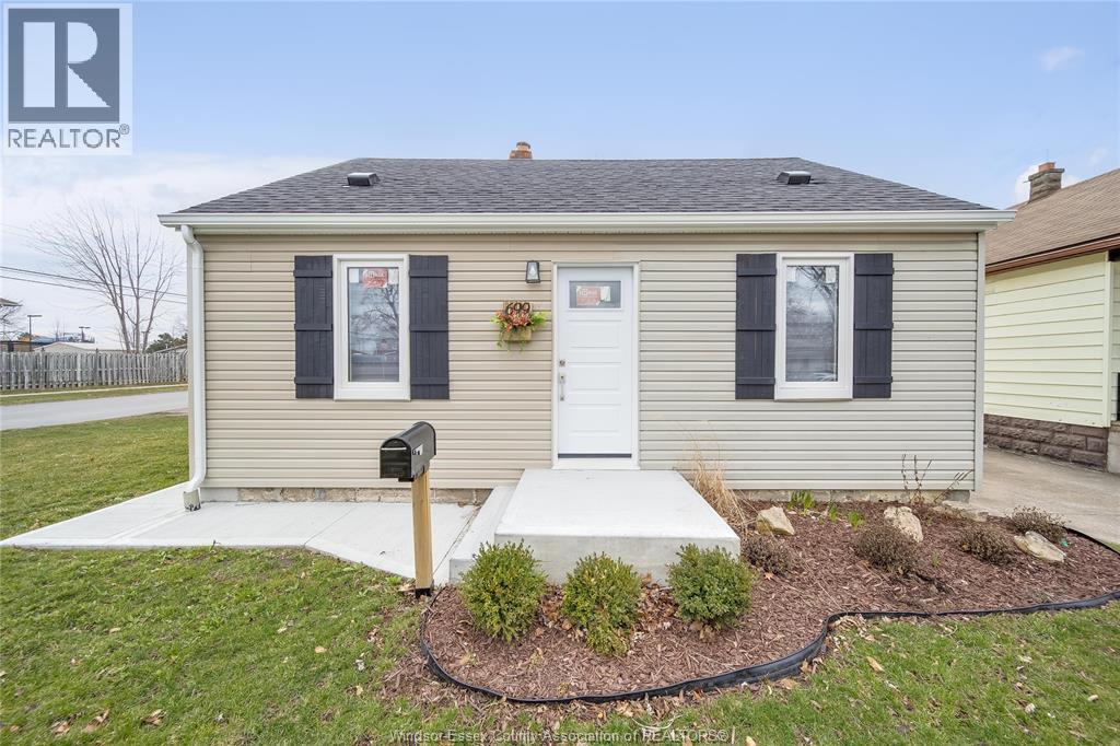 699 Alexandrine Street, Windsor — photograph 2