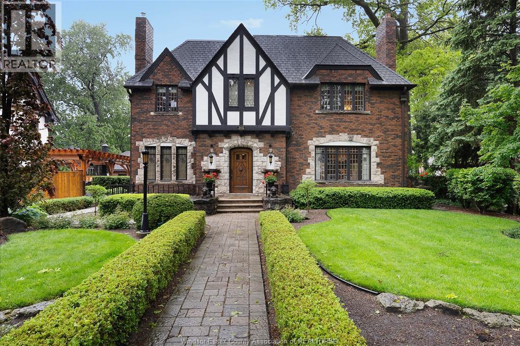 2032 Willistead Crescent, Windsor — primary photograph