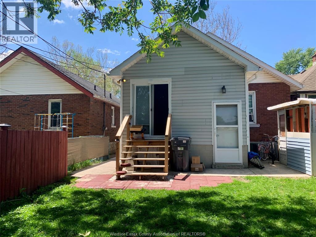 1204 Wigle Avenue, Windsor — photograph 2