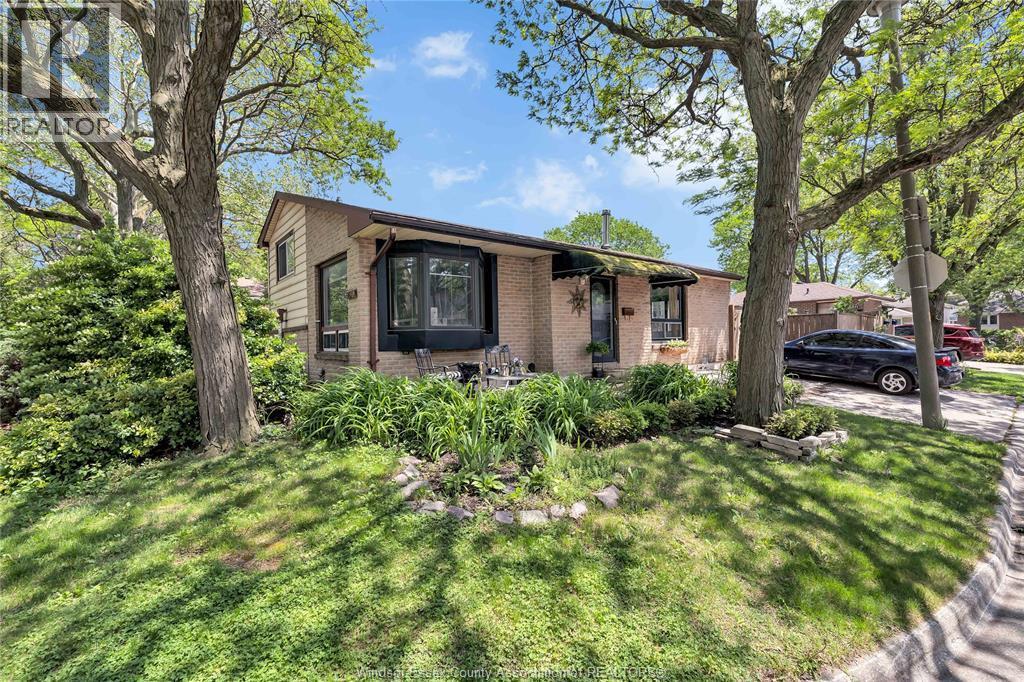 Single Family — 8315 Enfield Place, Windsor, Ontario