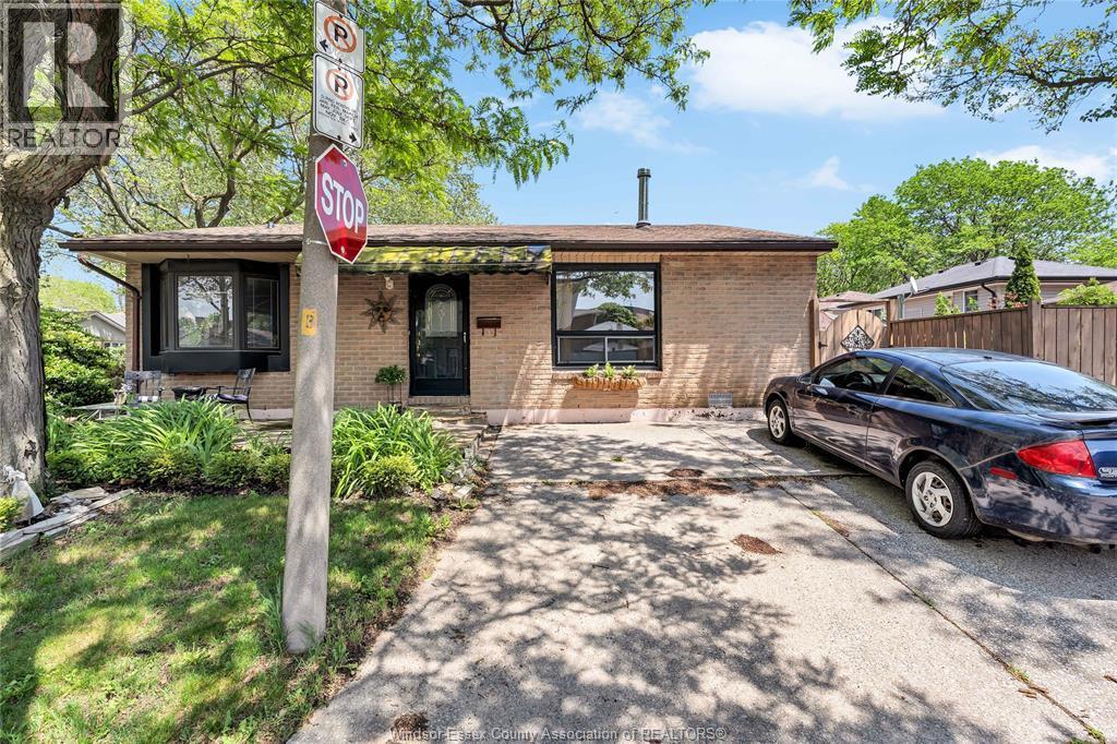 8315 Enfield Place, Windsor — photograph 2
