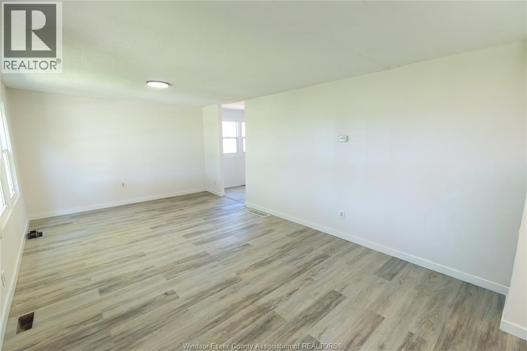 1532 Janette, Windsor — photograph 2