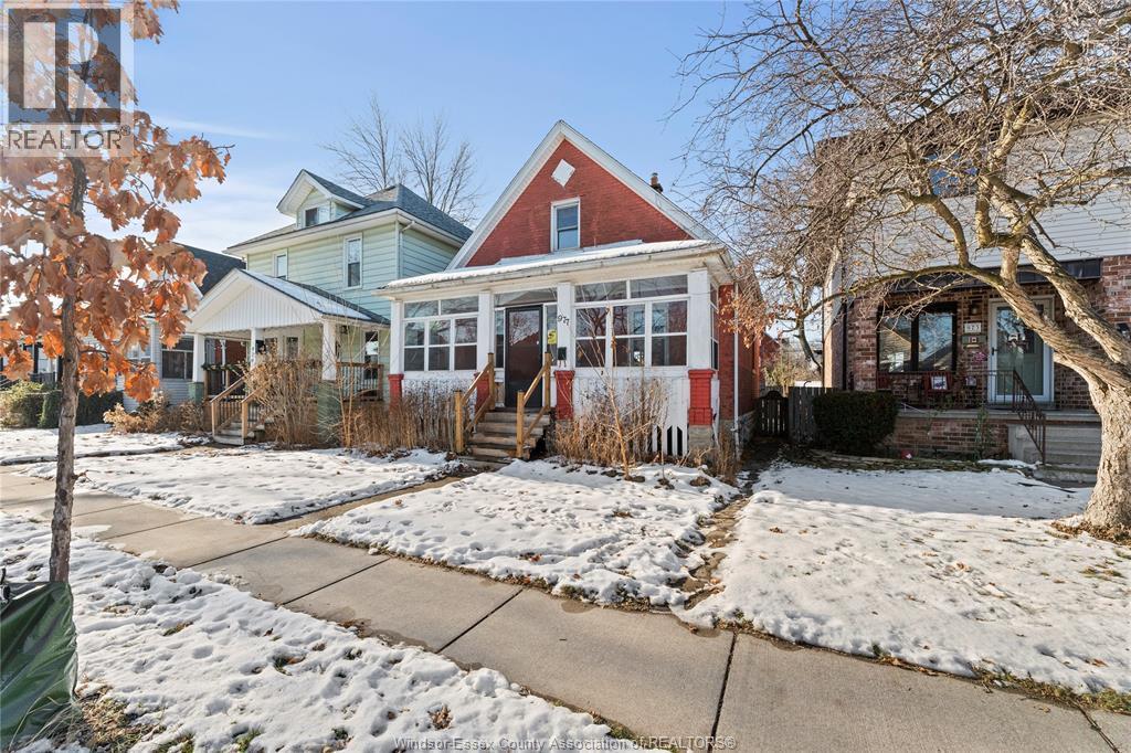 977 Gladstone, Windsor — photograph 3