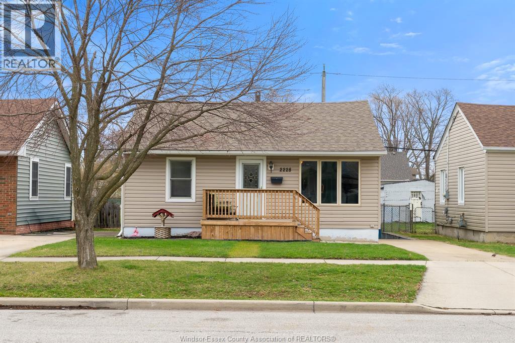 2228 Elsmere Avenue, Windsor — photograph 2