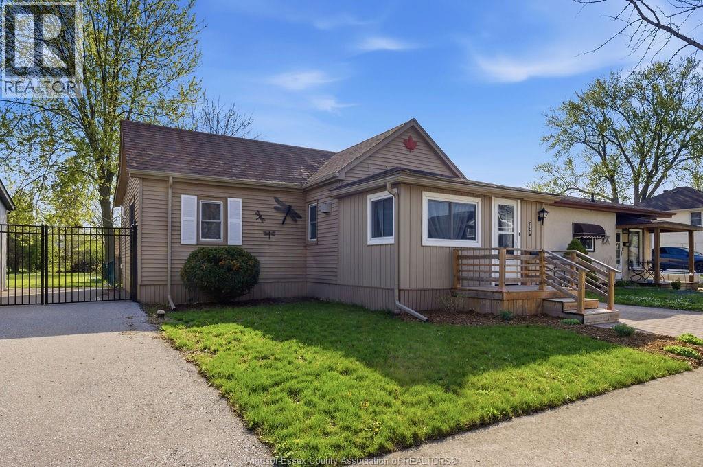 236 Frank Avenue, Windsor — photograph 2