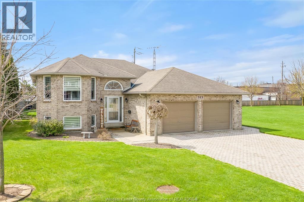 313 Applewood, Kingsville — photograph 2