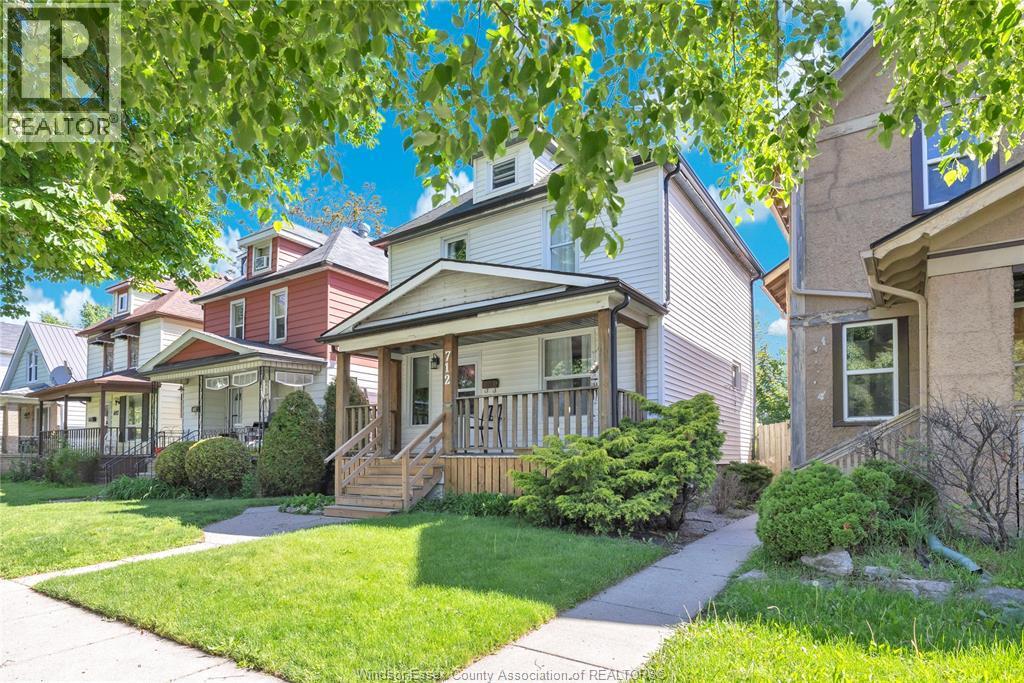 712 Gladstone, Windsor — photograph 2