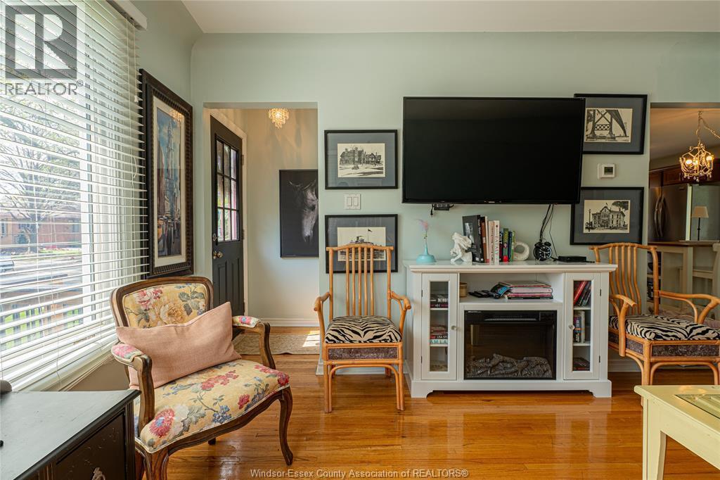 270 Isabelle Place, Windsor — photograph 3
