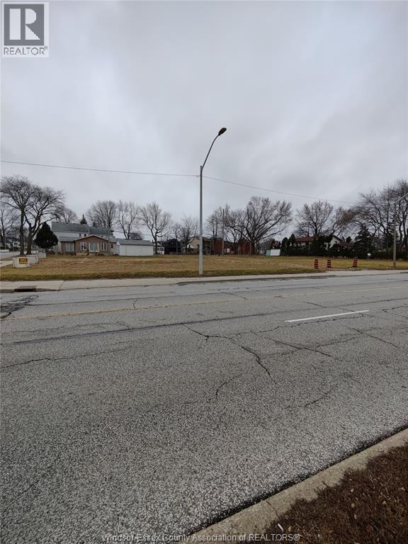 775 Riverside Drive, Windsor — photograph 2