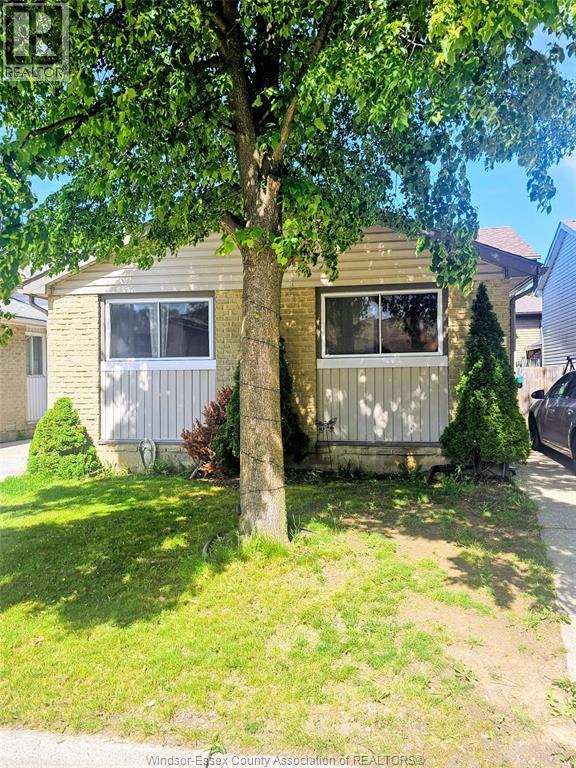 Single Family — 8232 Gregory Place, Windsor, Ontario