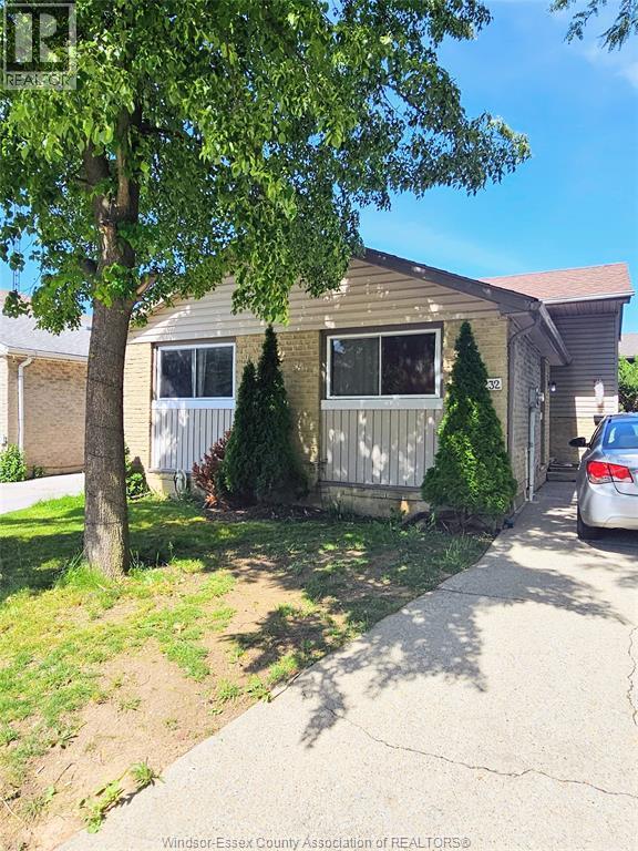 8232 Gregory Place, Windsor — photograph 2
