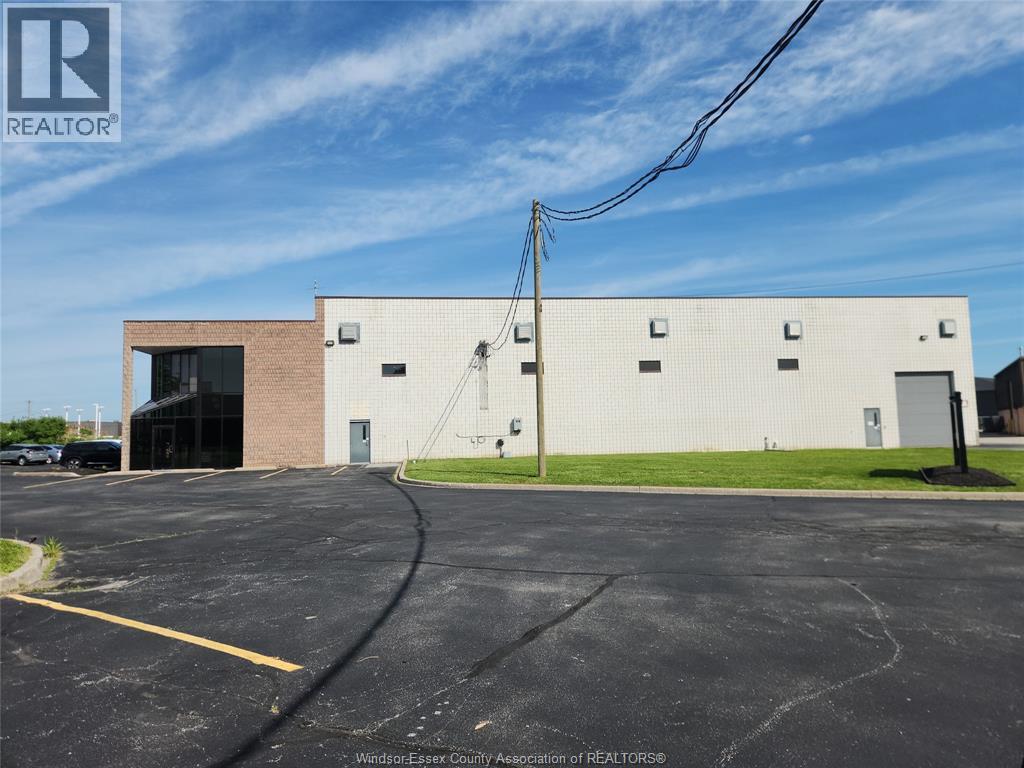 2516 Binder Crescent, Tecumseh — photograph 2